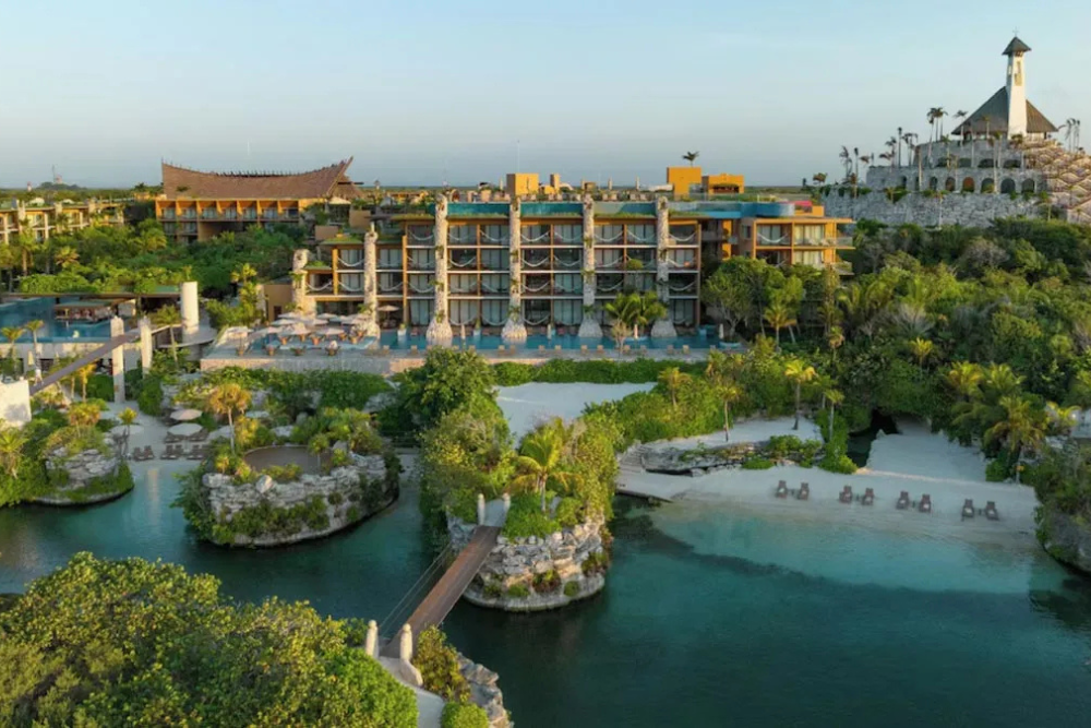 Arte, Mar y Paraíso: Xcaret Arte + Holbox Premium